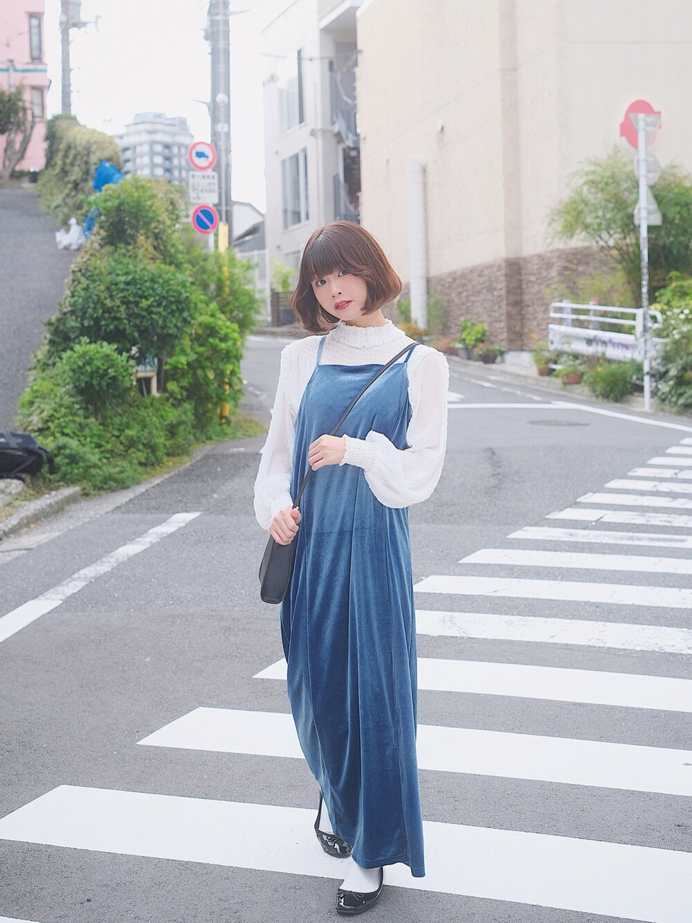 ブルー系のワンピース、ホワイト系のシャツ/ブラウスを着用したレディースの秋コーディネートの2枚目の写真