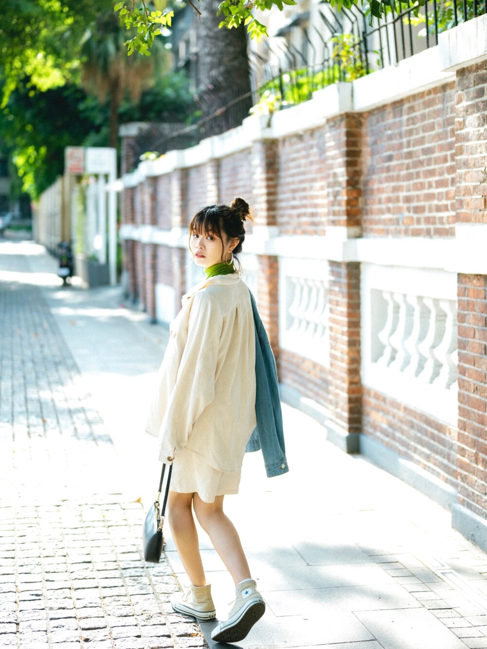 「大人カジュアル、カジュアルコーデ、春夏コーデ、春コーデ、シンプル、キレイめ、大人かわいい、白パンツ、低身長コーデ、プチプラコーデ、淡色コーデ、きれいめカジュアル、お出かけコーデ、大人女子、骨格ウェーブ」｜「HeatherのメランジＢＩＧシャツ　 830713（シャツ/ブラウス、ホワイト系）」を使った、YokiChenさん（レディース・158cm）の春コーディネートの4枚目の写真