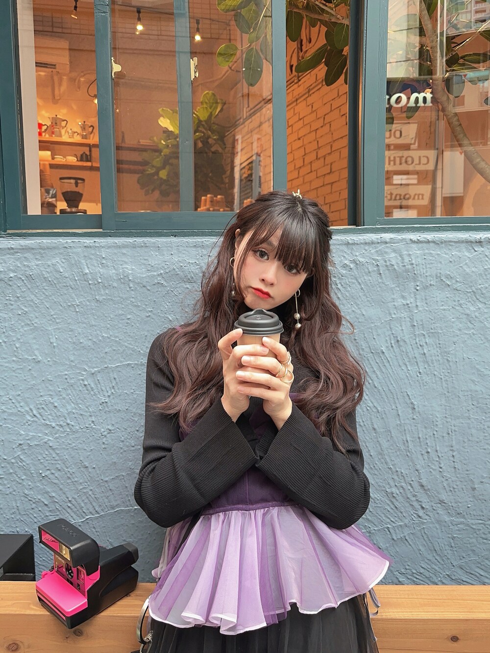 「春服デビュー宣言、春服コーデ、オトナカジュアル、大人女子、休日コーデ、オトナカワイイ、キレイめ、ブラック、ロングワンピース、骨格ウェーブ、重ね着、黒コーデ、私の推しブランド、プチプラ、シンプルコーデ」｜「LA BELLE ETUDEのペプラムビスチェ（ベスト、パープル系）」を使った、YokiChenさん（レディース・158cm）の春コーディネートの5枚目の写真