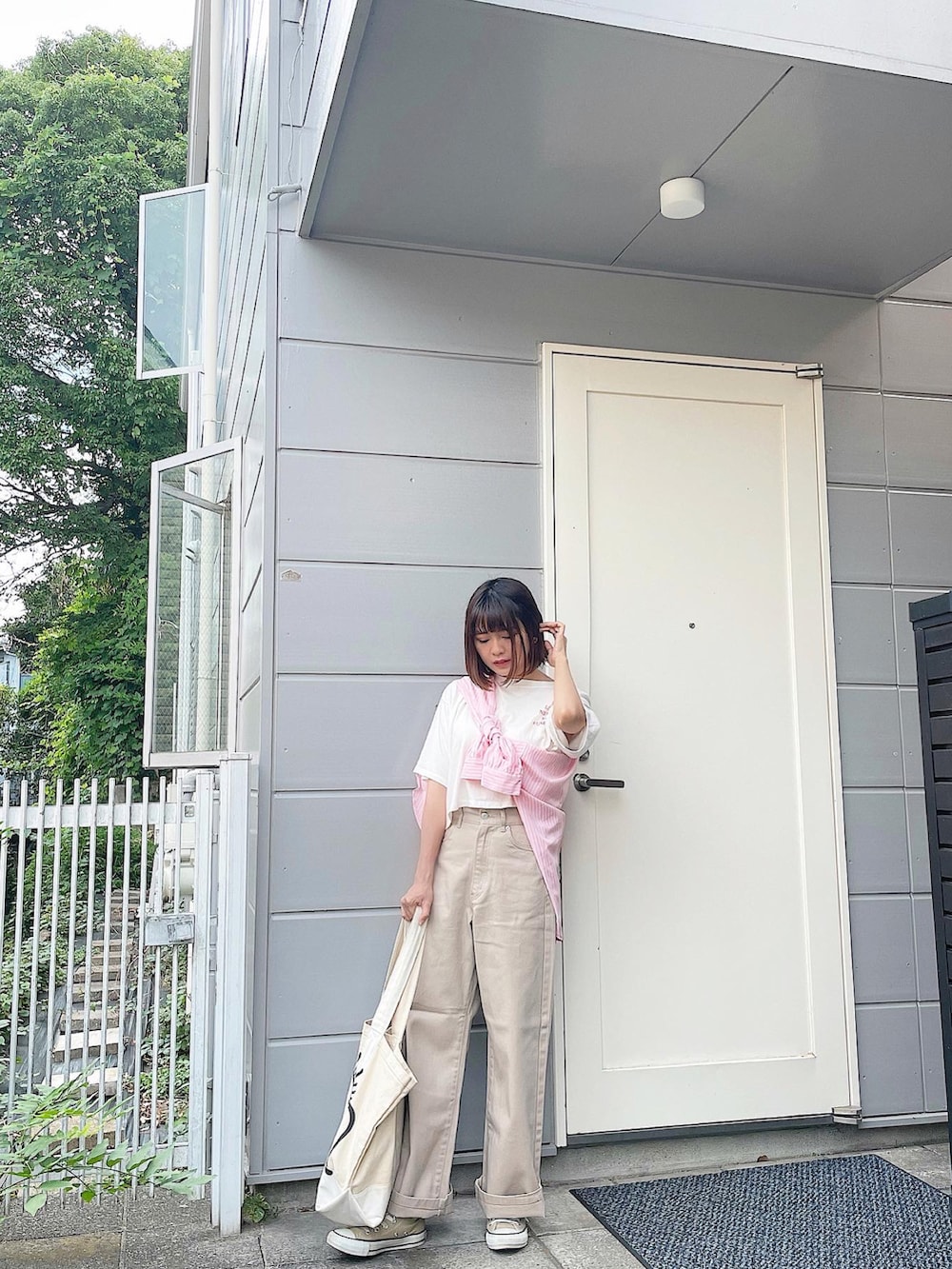 「夏、オトナ女子、着回しコーデ、カジュアル、シンプル、プチプラコーデ、低身長コーデ、おしゃれさんと繋がりたい、白Tシャツ、ストライプシャツ、淡色コーデ、オトナカジュアル」｜「moment+の綿100％先染めストライプ.長袖ビッグシルエットシャツ（シャツ/ブラウス、ピンク系）」を使った、YokiChenさん（レディース・158cm）の夏コーディネートの2枚目の写真