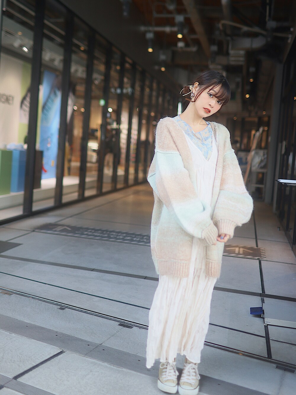 「秋ルック紹介するよ、シンプルスタイル、大人コーデ、オトナカジュアル、秋服コーデ、カジュアル、ワントーンコーデ、プチプラコーデ、低身長女子、おしゃれさんと繋がりたい、ootd、秋色、今日のコーデ、Kastane、コンバース」｜「Kastaneの【2022AWアイテム】グラデーションニットカーディガン（カーディガン/ボレロ、グリーン系）」を使った、YokiChenさん（レディース・158cm）の秋コーディネートの3枚目の写真