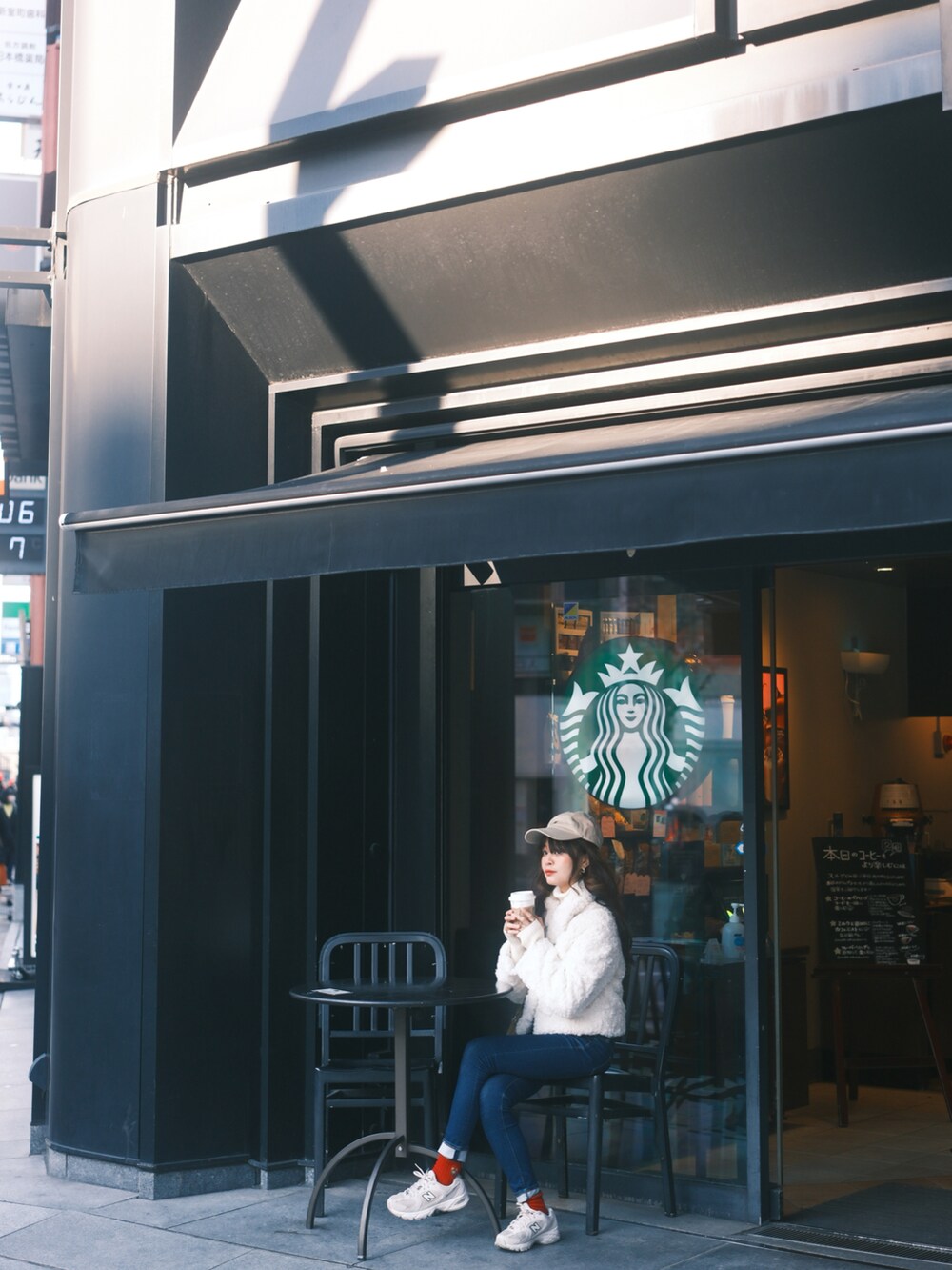 ホワイト系のジャケット/アウター、ブルー系のデニムパンツ、ホワイト系のスニーカーを着用したレディースの春コーディネートの5枚目の写真