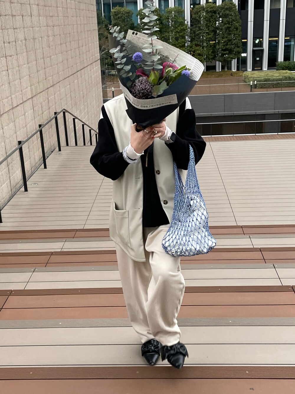 ブラック系のパンプス、ブルー系のバッグ、ホワイト系のTシャツ/カットソーを着用したレディースの秋コーディネートの2枚目の写真