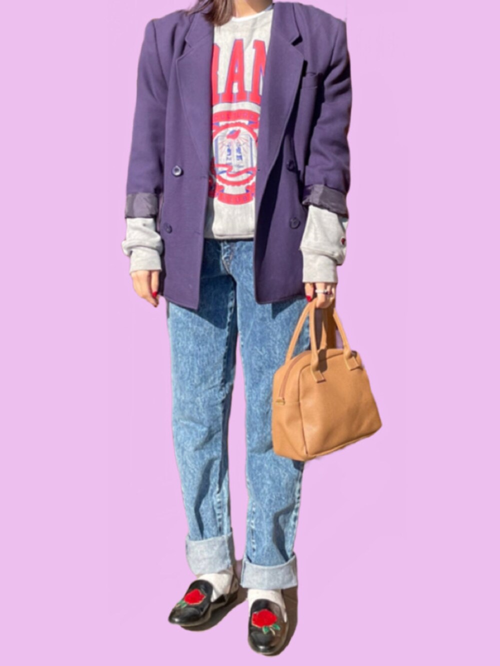 グレー系のスウェット、ブラック系のパンプス、ホワイト系のソックス/靴下を着用したレディースの冬コーディネートの2枚目の写真