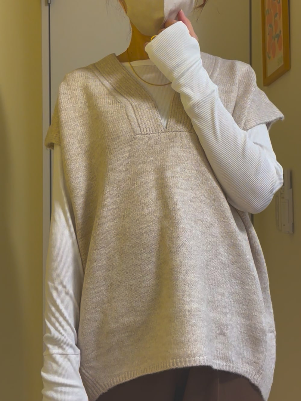 ホワイト系のベストを着用したレディースの冬コーディネートの4枚目の写真