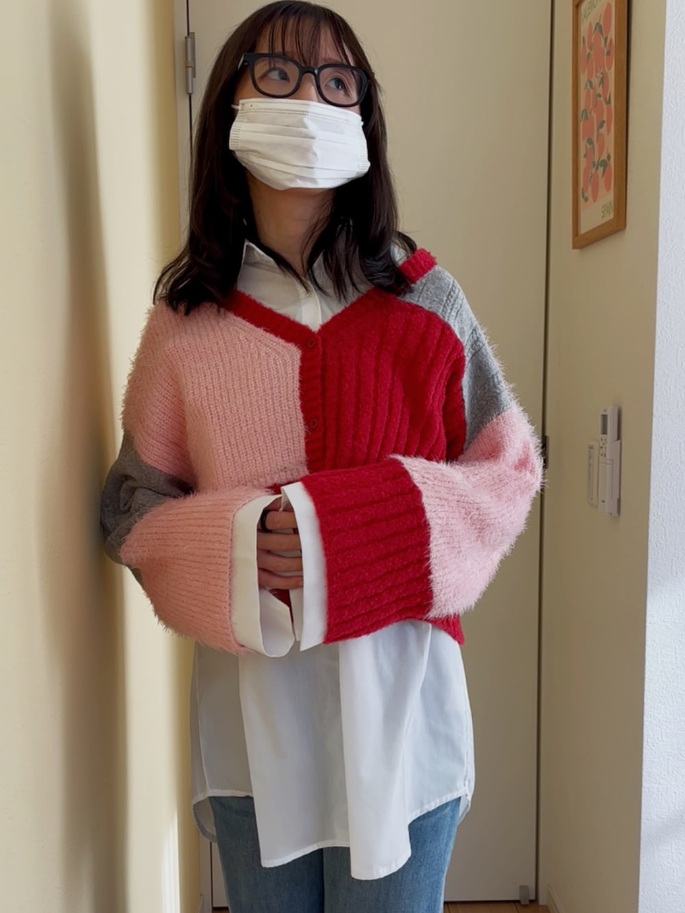 ブルー系のデニムパンツ、レッド系のカーディガン/ボレロ、ホワイト系のシャツ/ブラウスを着用したレディースの冬コーディネートの2枚目の写真