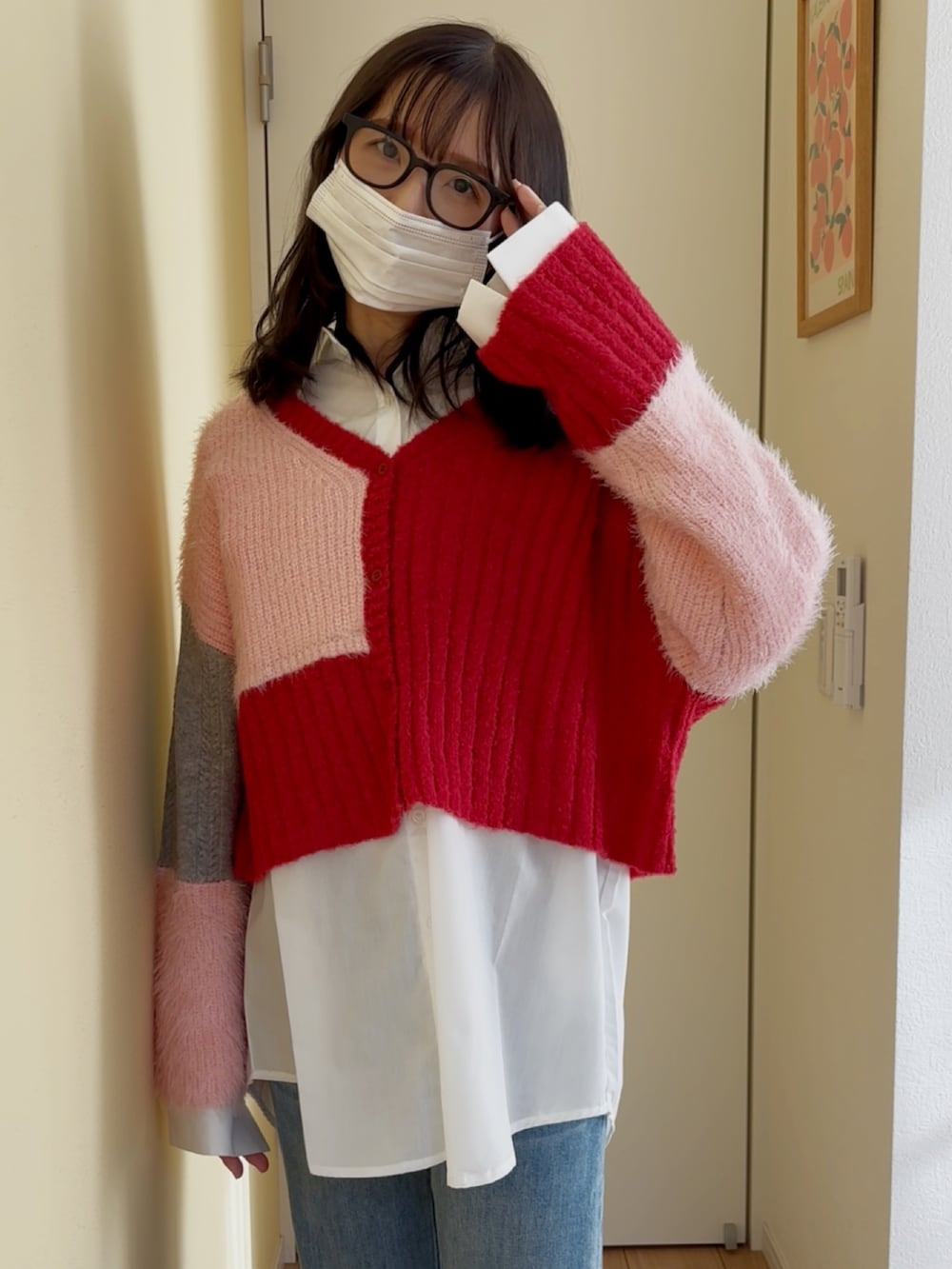 ブルー系のデニムパンツ、レッド系のカーディガン/ボレロ、ホワイト系のシャツ/ブラウスを着用したレディースの冬コーディネートの3枚目の写真