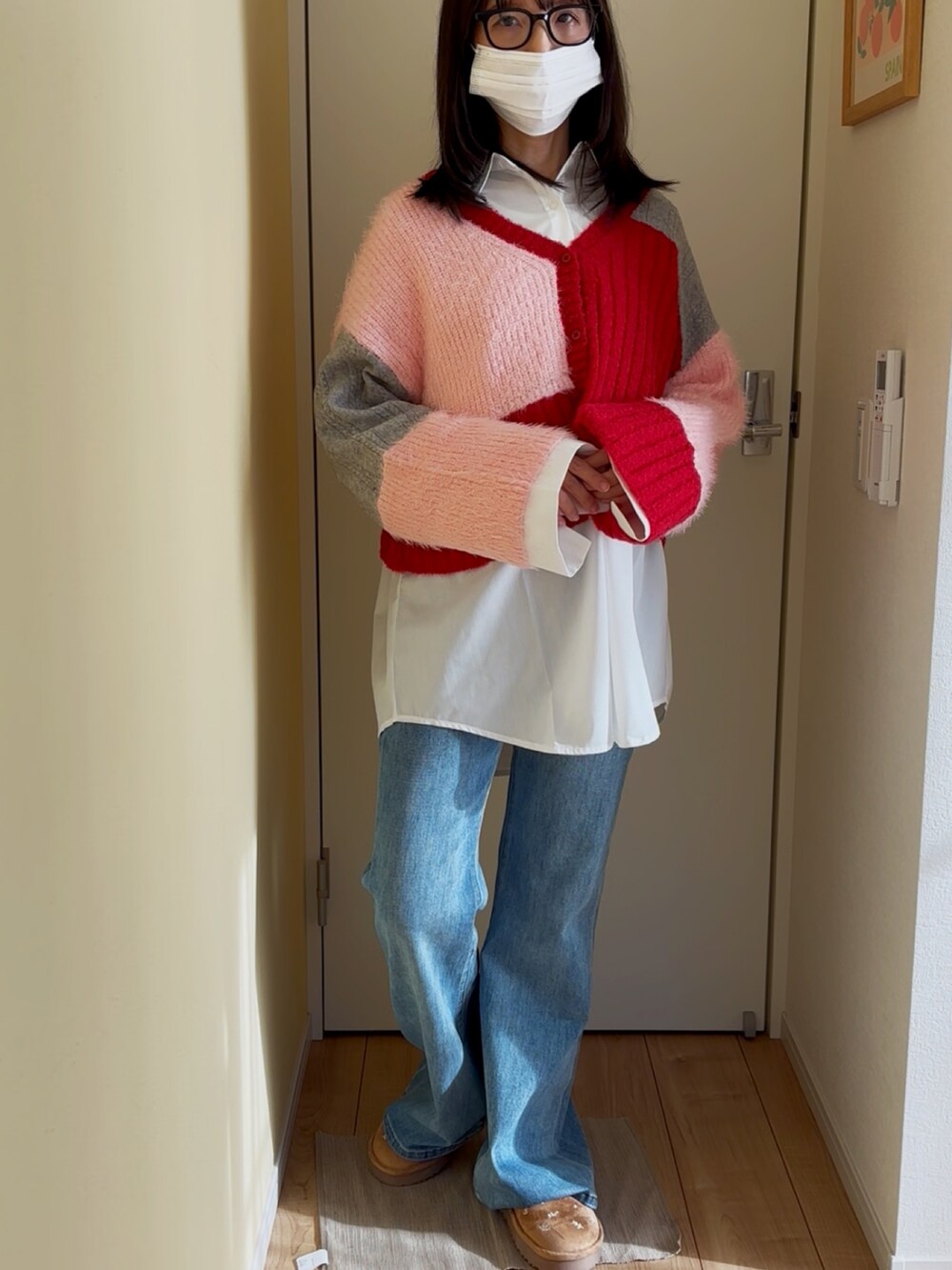 ブルー系のデニムパンツ、レッド系のカーディガン/ボレロ、ホワイト系のシャツ/ブラウスを着用したレディースの冬コーディネートの4枚目の写真