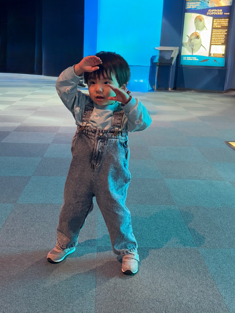 ブルー系のサロペット/オーバーオール、ブルー系のスウェット、グレー系のスニーカーを着用したキッズの冬コーディネートの2枚目の写真