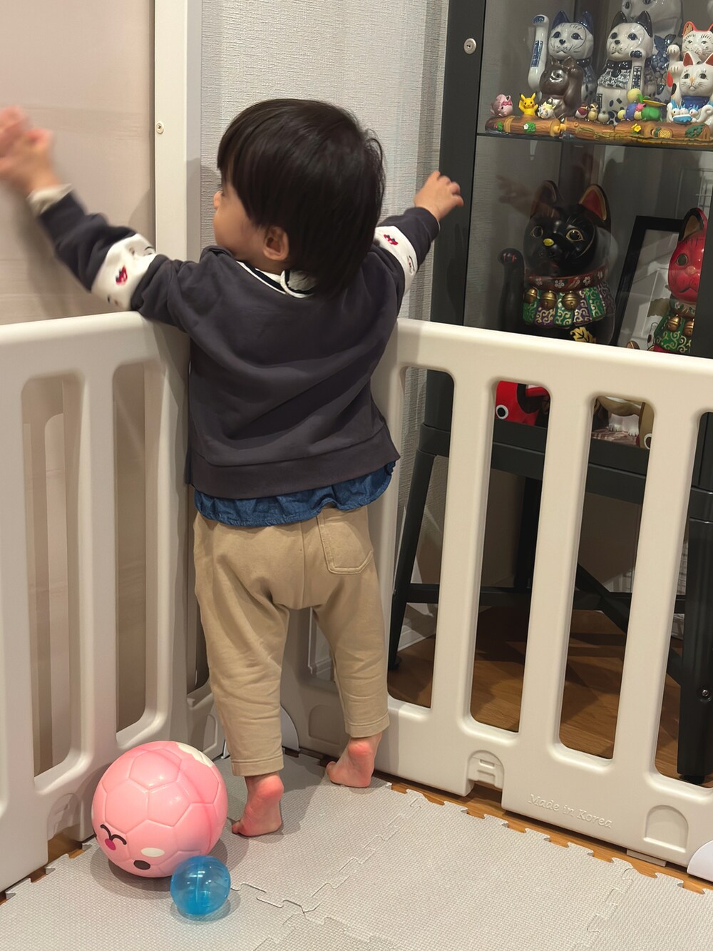 グレー系のスウェット、ベージュ系のスウェットパンツ、その他のおもちゃを着用したキッズの冬コーディネートの2枚目の写真