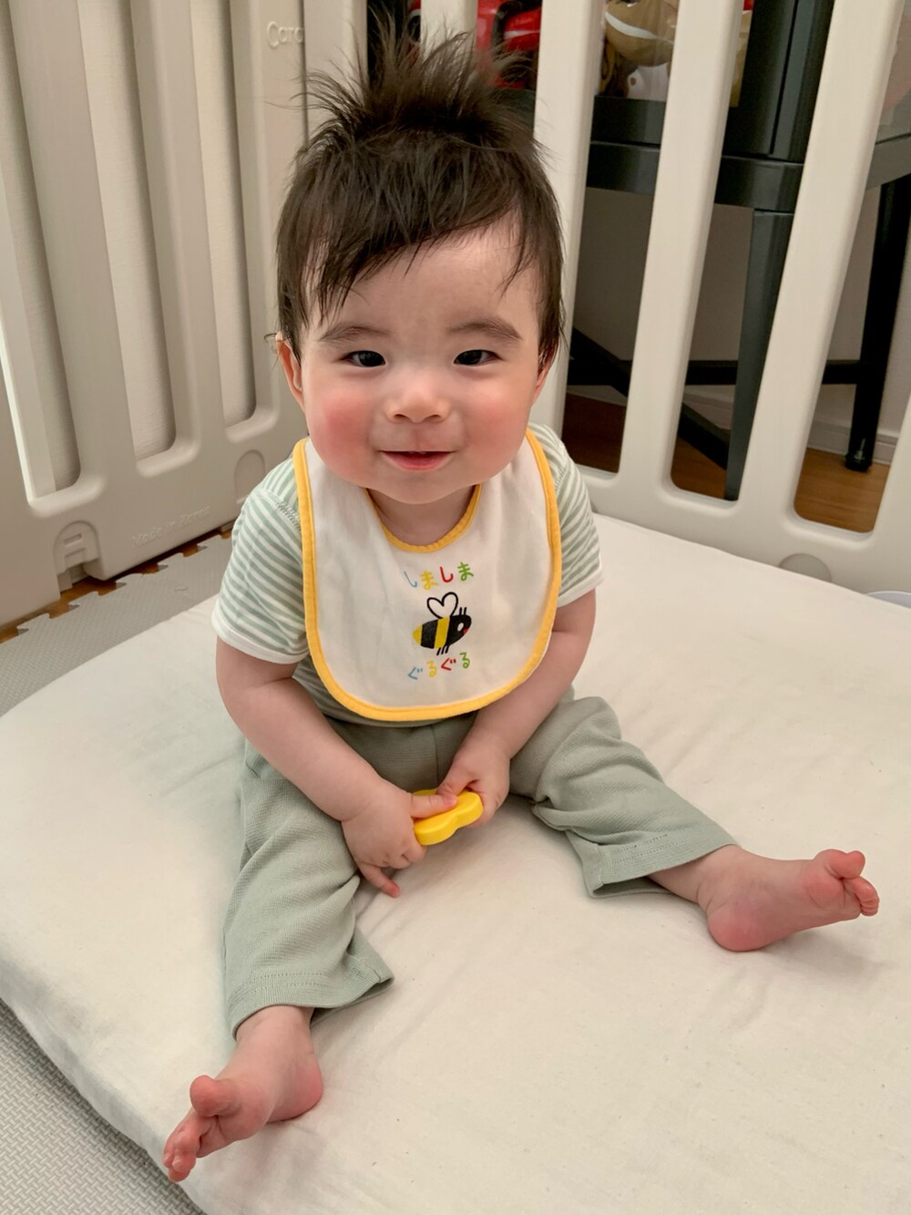 グリーン系のその他パンツ、グリーン系の肌着を着用したキッズの春コーディネートの2枚目の写真