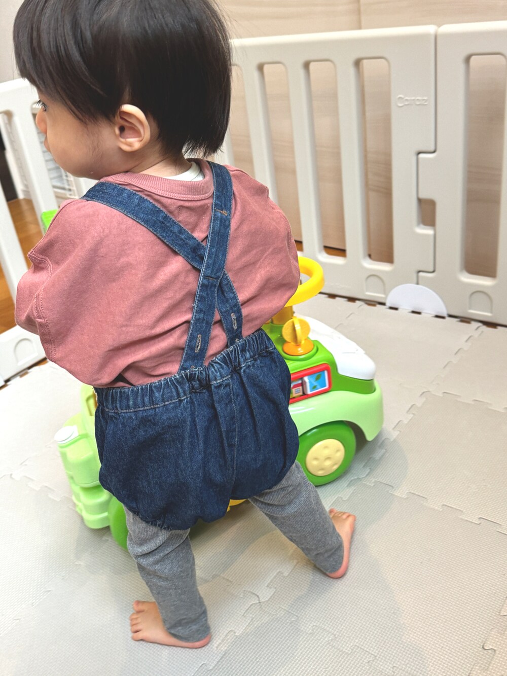 ブルー系のサロペット/オーバーオール、レッド系のTシャツ/カットソー、グレー系のその他パンツを着用したキッズの秋コーディネートの3枚目の写真