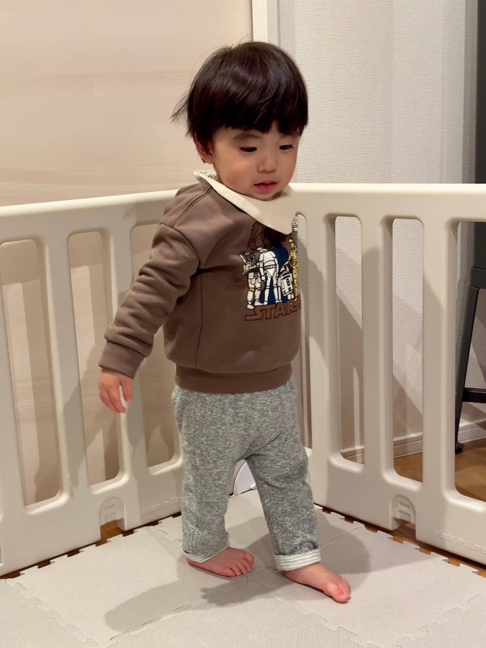 その他のスウェット、グレー系のスウェットパンツ、ブラウン系のスタイ/よだれかけを着用したキッズの冬コーディネートの2枚目の写真