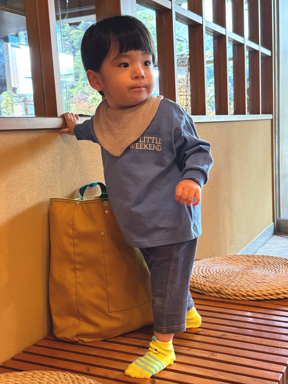 ブルー系のその他パンツ、ブルー系のTシャツ/カットソー、グリーン系のソックス/靴下を着用したキッズの秋コーディネートの2枚目の写真