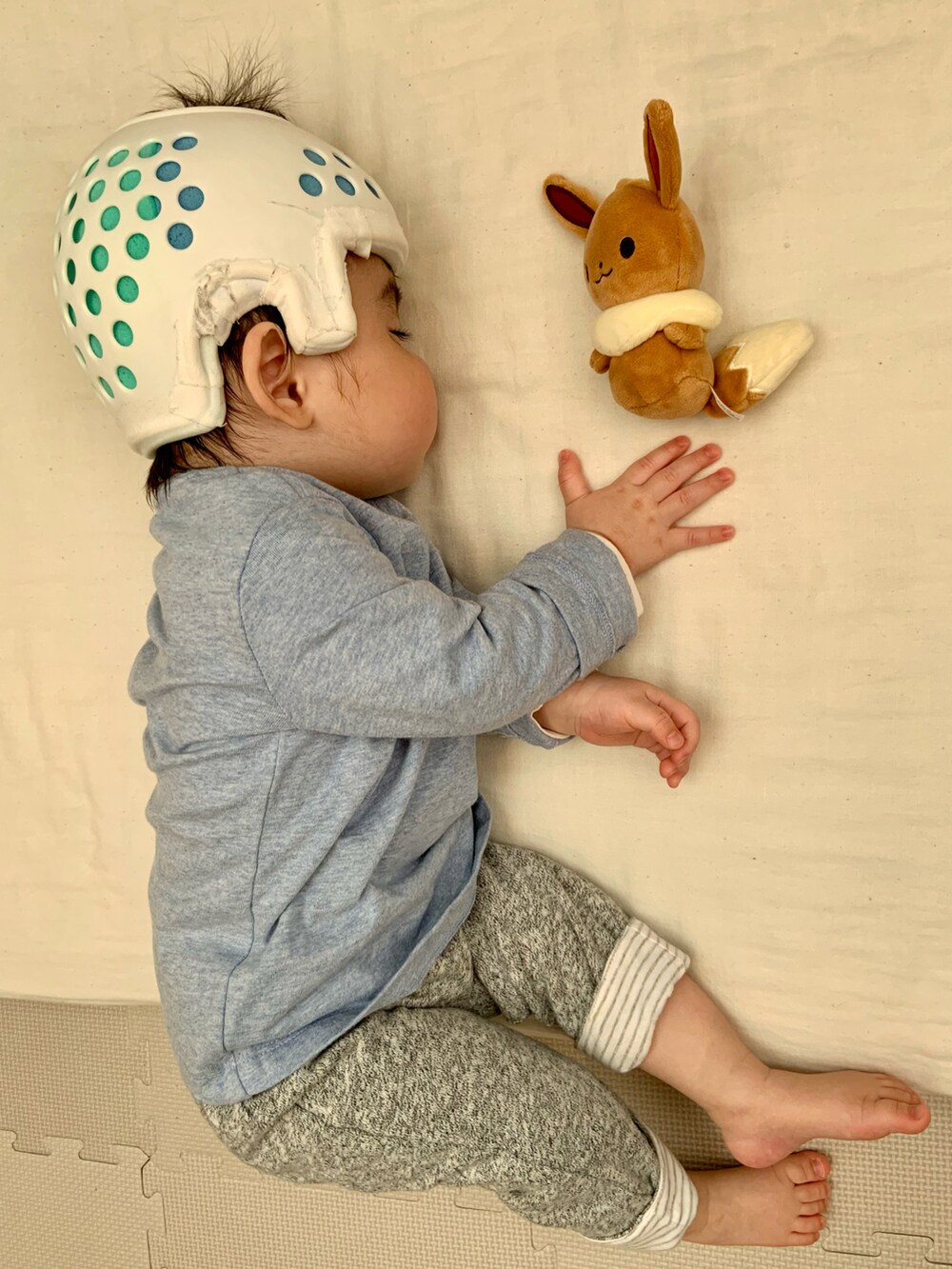 ブルー系のTシャツ/カットソー、グレー系のスウェットパンツを着用したキッズの春コーディネートの2枚目の写真