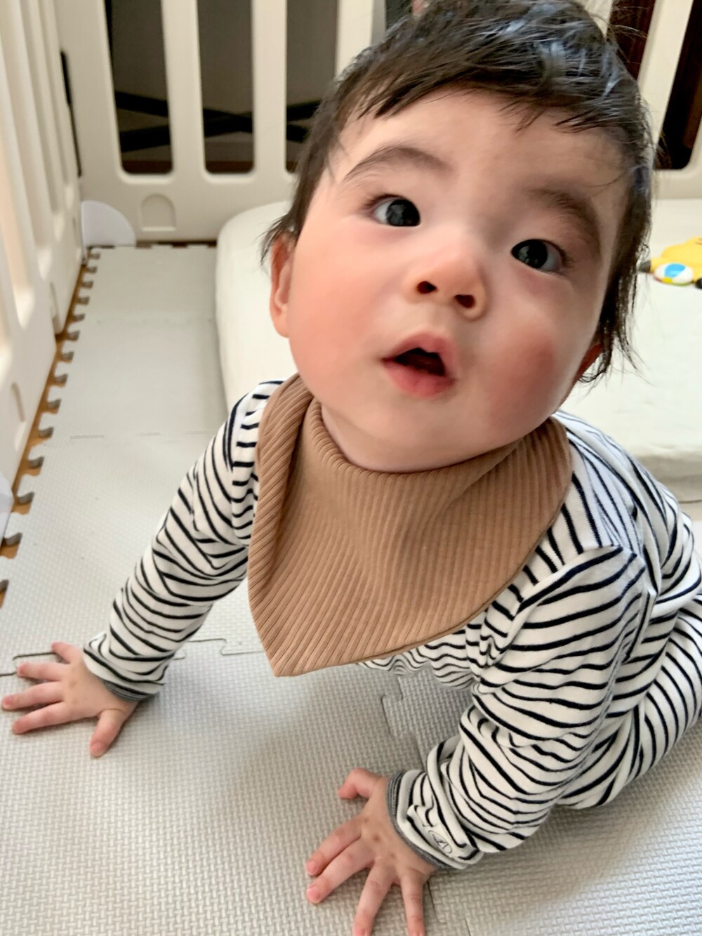 ホワイト系のカーディガン/ボレロを着用したキッズの春コーディネートの2枚目の写真