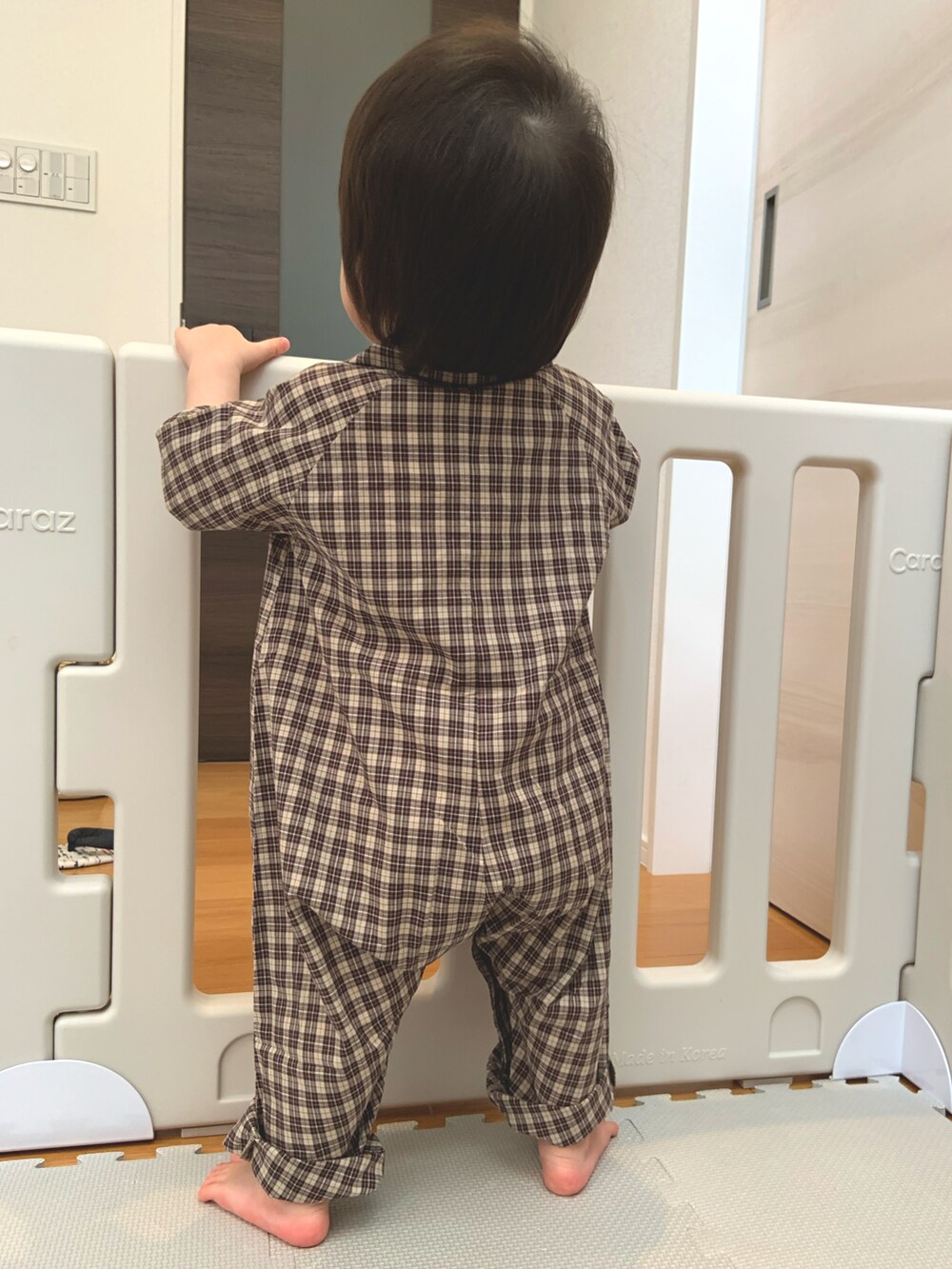 イエロー系のロンパースを着用したキッズの夏コーディネートの2枚目の写真