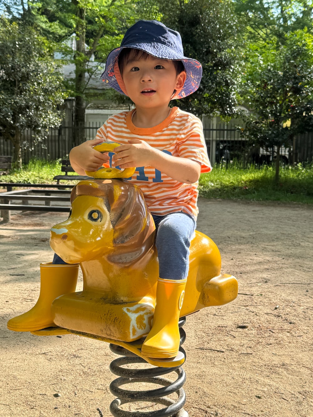 その他のTシャツ/カットソー、イエロー系のレインシューズ、ブルー系のハットを着用したキッズの夏コーディネートの2枚目の写真