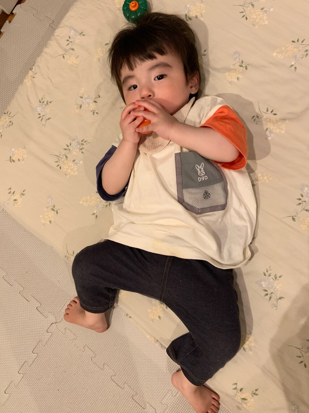 その他のTシャツ/カットソー、ブルー系のその他パンツ、ブラウン系のスタイ/よだれかけを着用したキッズの夏コーディネートの2枚目の写真