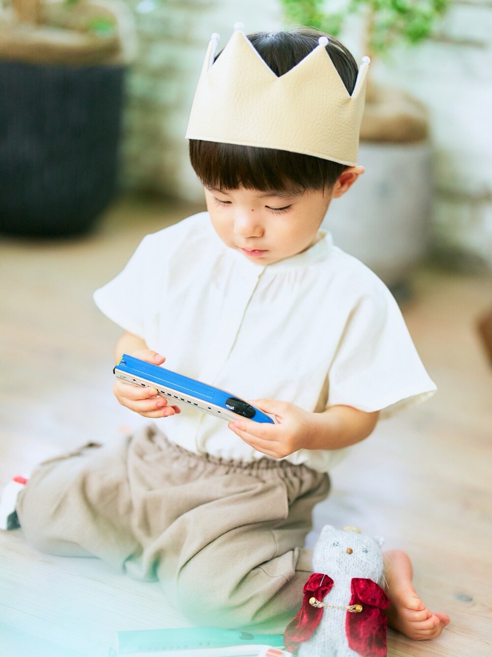 ホワイト系のシャツ/ブラウスを着用したキッズの秋コーディネートの2枚目の写真