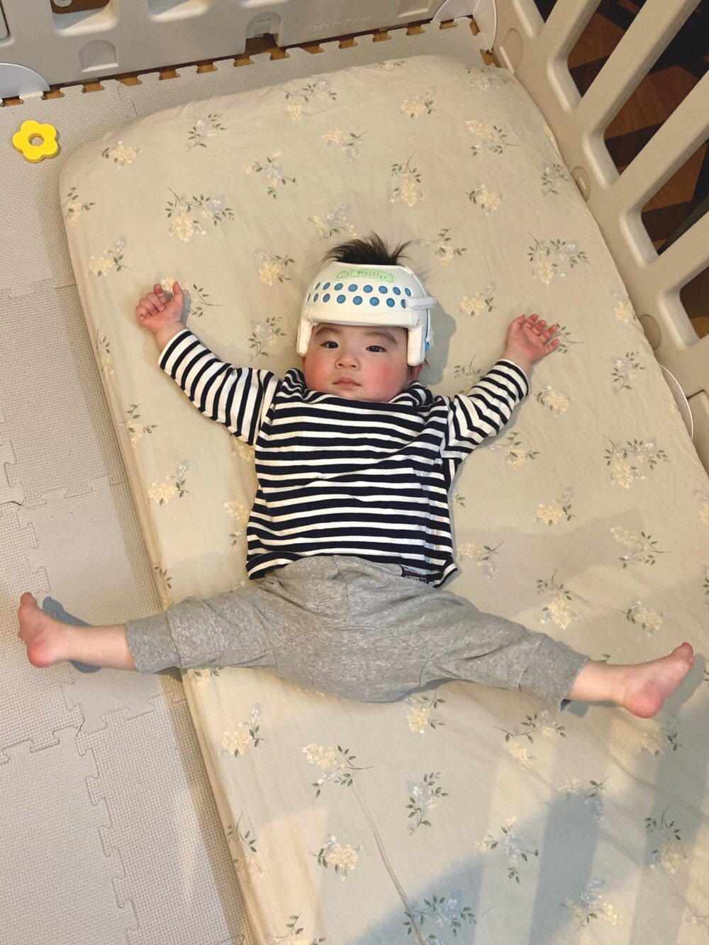 ブラック系のTシャツ/カットソー、グレー系のスウェットパンツを着用したキッズの春コーディネートの2枚目の写真