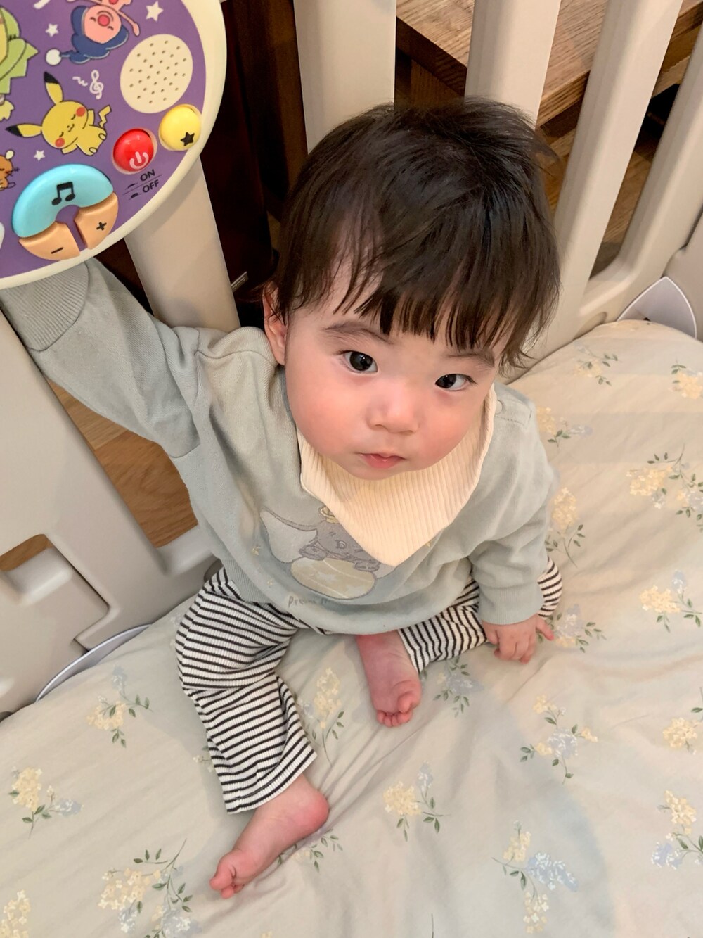 グリーン系のスウェット、その他のその他パンツを着用したキッズの春コーディネートの2枚目の写真