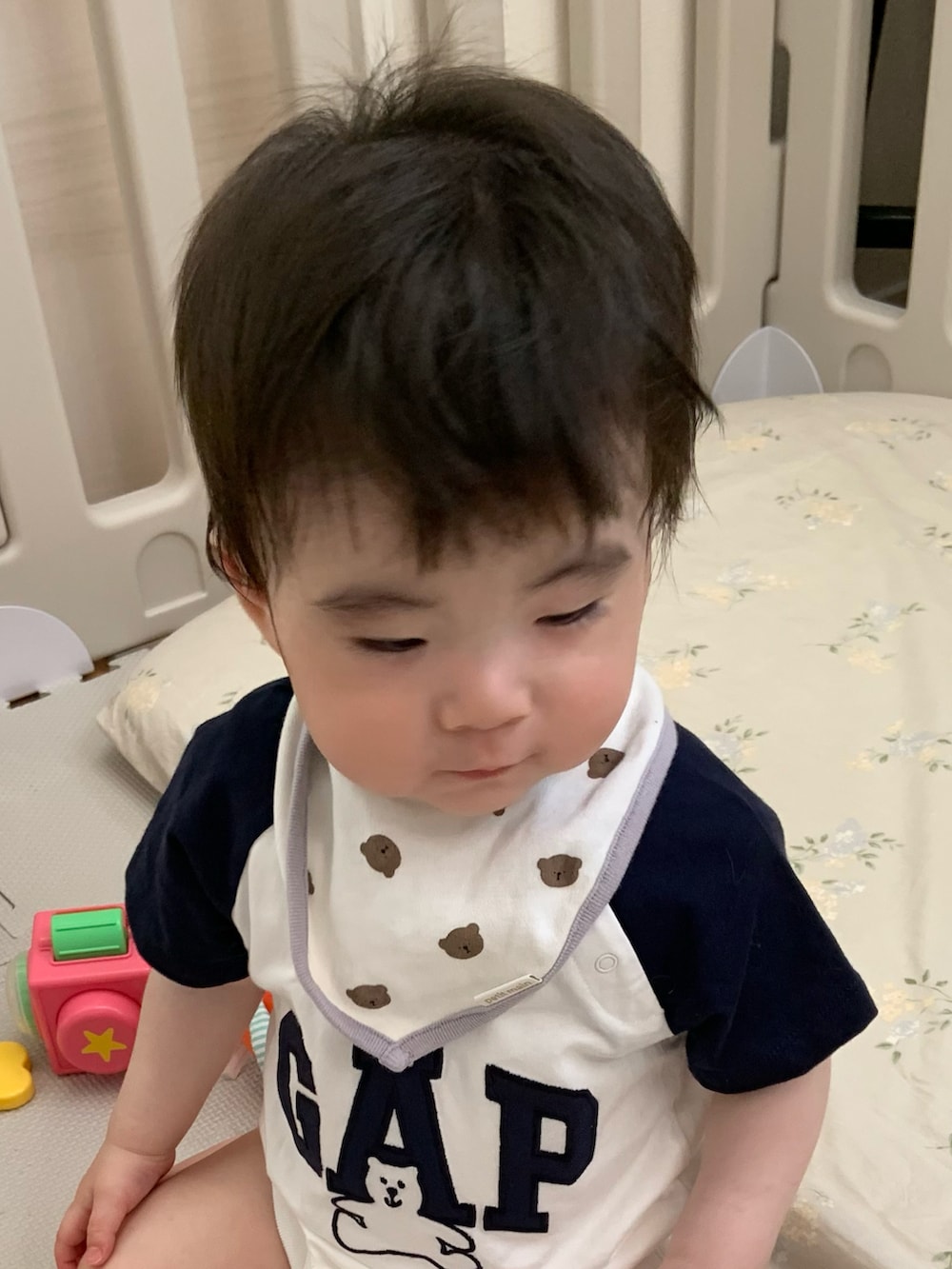 ホワイト系のロンパースを着用したキッズの春コーディネートの2枚目の写真