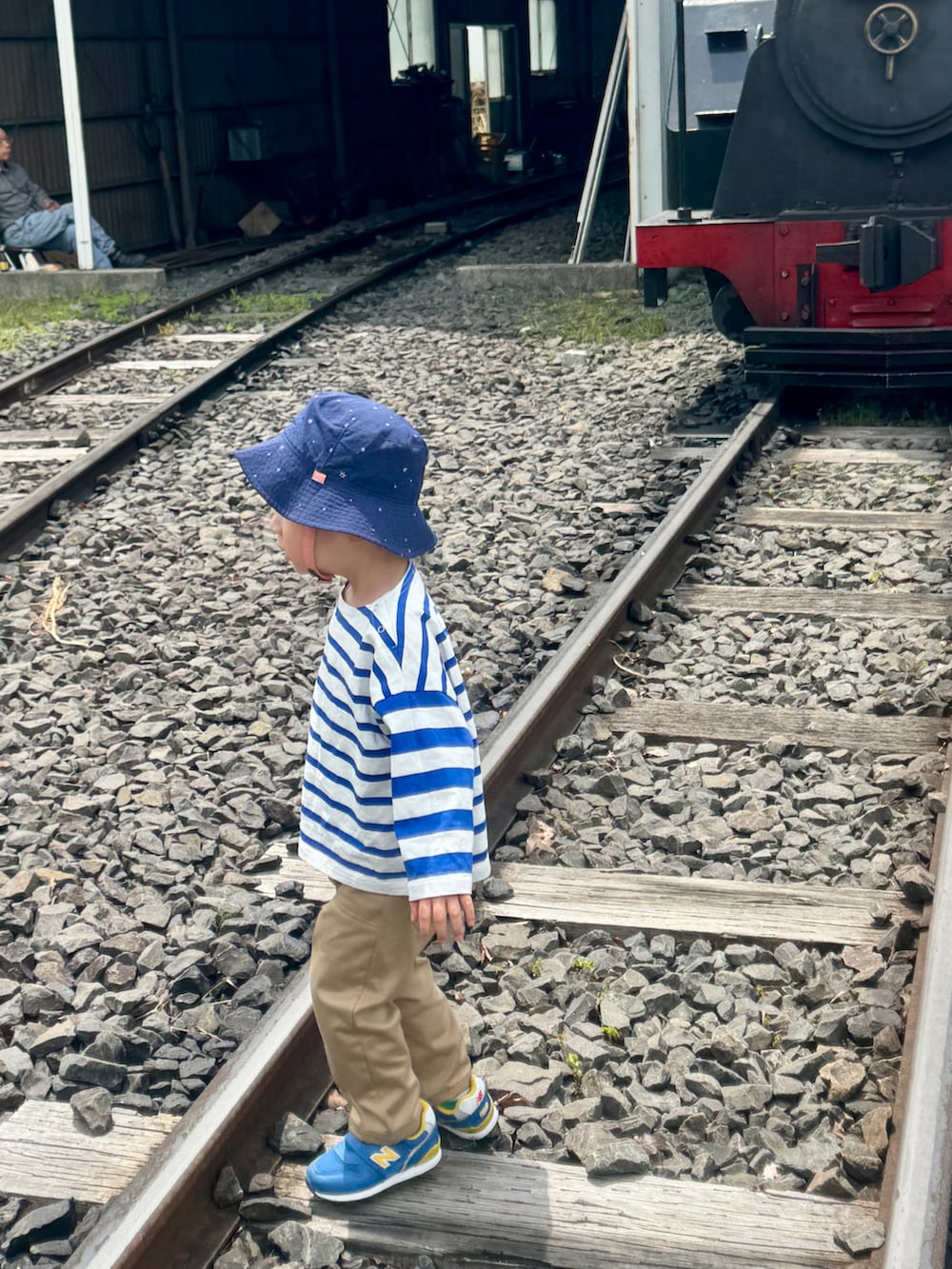 ブルー系のTシャツ/カットソー、ベージュ系のその他パンツ、ブルー系のスニーカーを着用したキッズの夏コーディネートの2枚目の写真