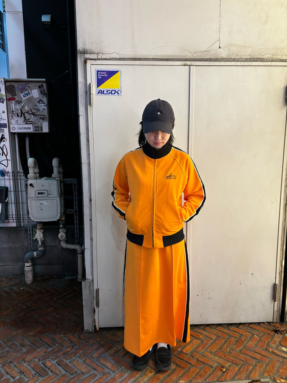 ジャージ（オレンジ系）を使った「セットアップ」の人気ファッション