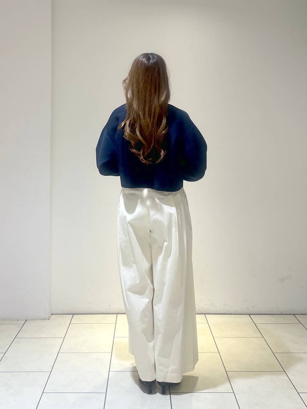 ブラック系のサンダル、ブラック系のショルダーバッグ、ホワイト系のその他パンツを着用したレディースの春コーディネートの4枚目の写真