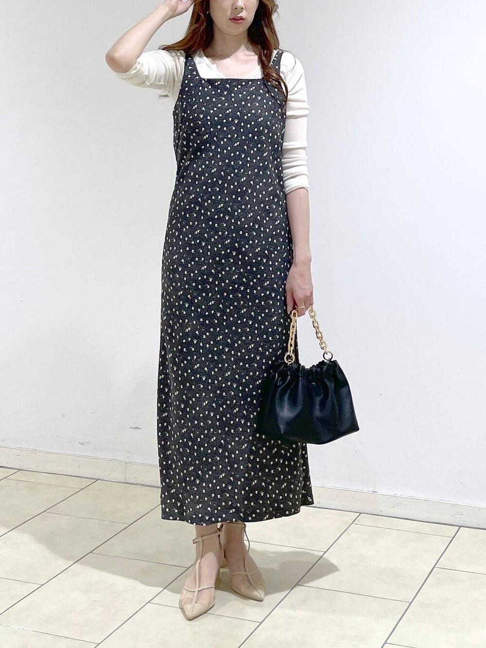 ブラック系のショルダーバッグ、ホワイト系のTシャツ/カットソー、ブラック系のワンピースを着用したレディースの春コーディネートの5枚目の写真