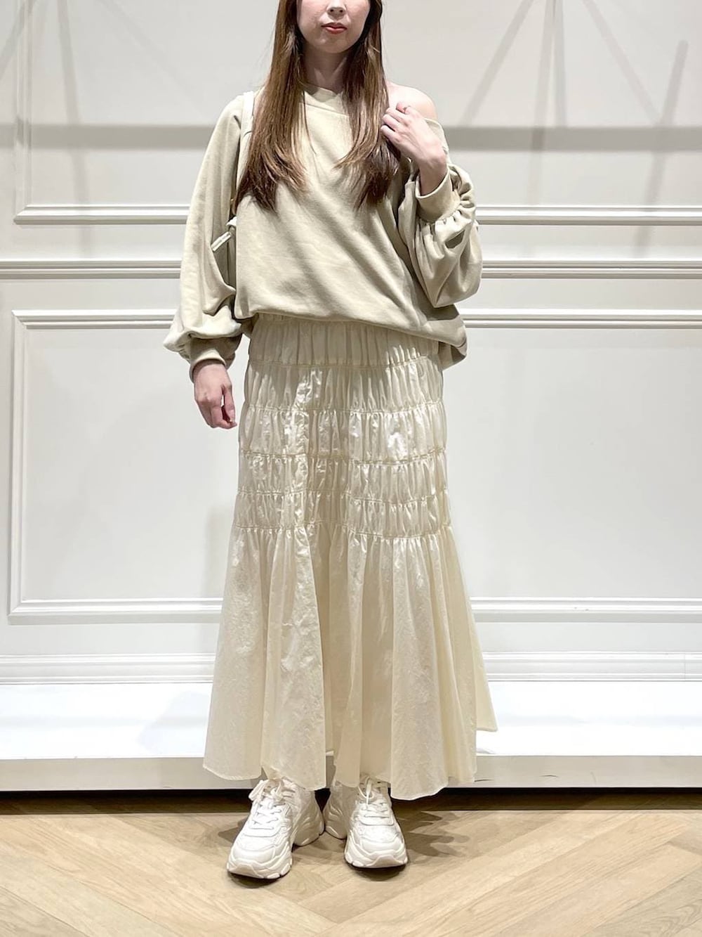 ホワイト系のスカート、ベージュ系のスウェットを着用したレディースの冬コーディネートの4枚目の写真