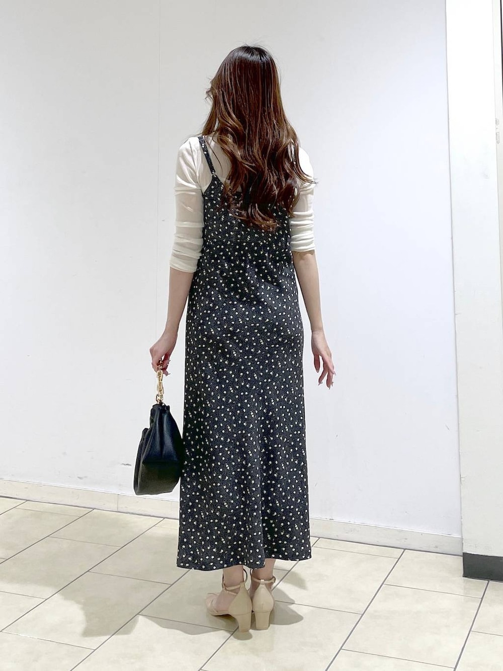 ブラック系のショルダーバッグ、ホワイト系のTシャツ/カットソー、ブラック系のワンピースを着用したレディースの春コーディネートの4枚目の写真