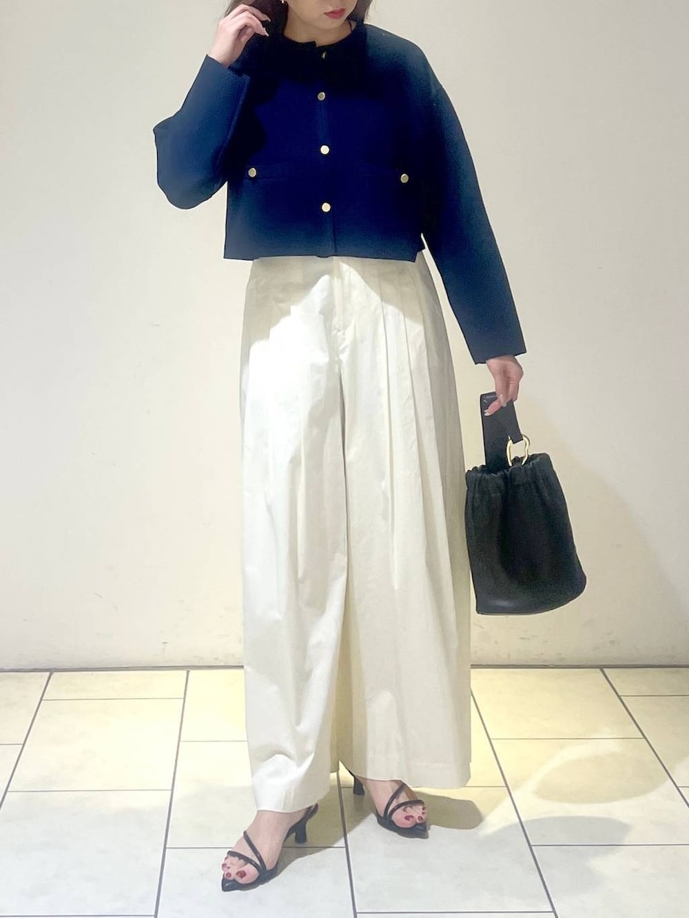 ブラック系のサンダル、ブラック系のショルダーバッグ、ホワイト系のその他パンツを着用したレディースの春コーディネートの6枚目の写真