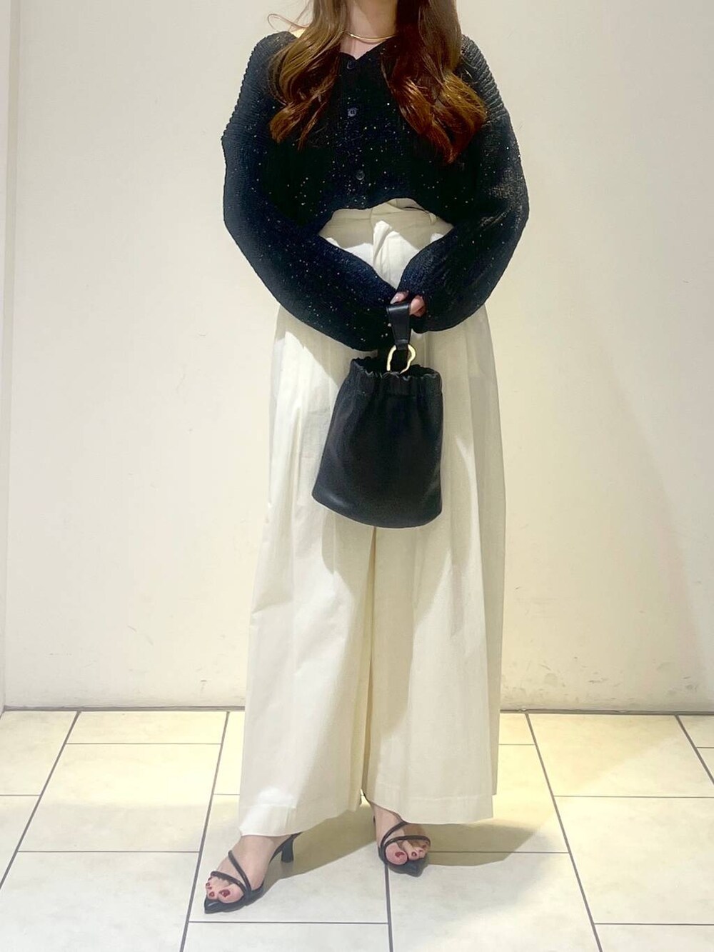 ブラック系のサンダル、ブラック系のカーディガン/ボレロ、ブラック系のショルダーバッグを着用したレディースの春コーディネートの5枚目の写真