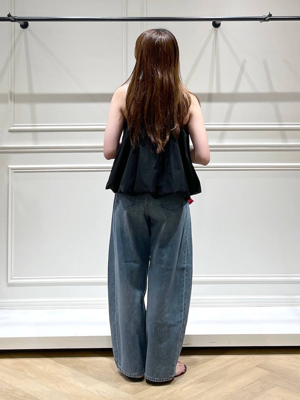 「着痩せ・細見え、韓国系、ベーシック/シンプル、キャミソール、apart by lowrys、骨格ストレート、デニムジャケット、セットアップ、カジュアル、カジュアルコーデ、夏コーデ」｜「A part byのApbコクーンデニムパンツ（デニムパンツ、ブルー系）」を使った、cocoさん（レディース・160cm）の夏コーディネートの4枚目の写真