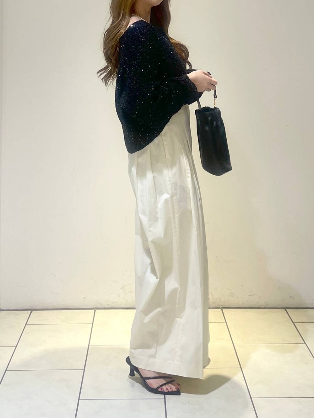 ブラック系のサンダル、ブラック系のカーディガン/ボレロ、ブラック系のショルダーバッグを着用したレディースの春コーディネートの2枚目の写真