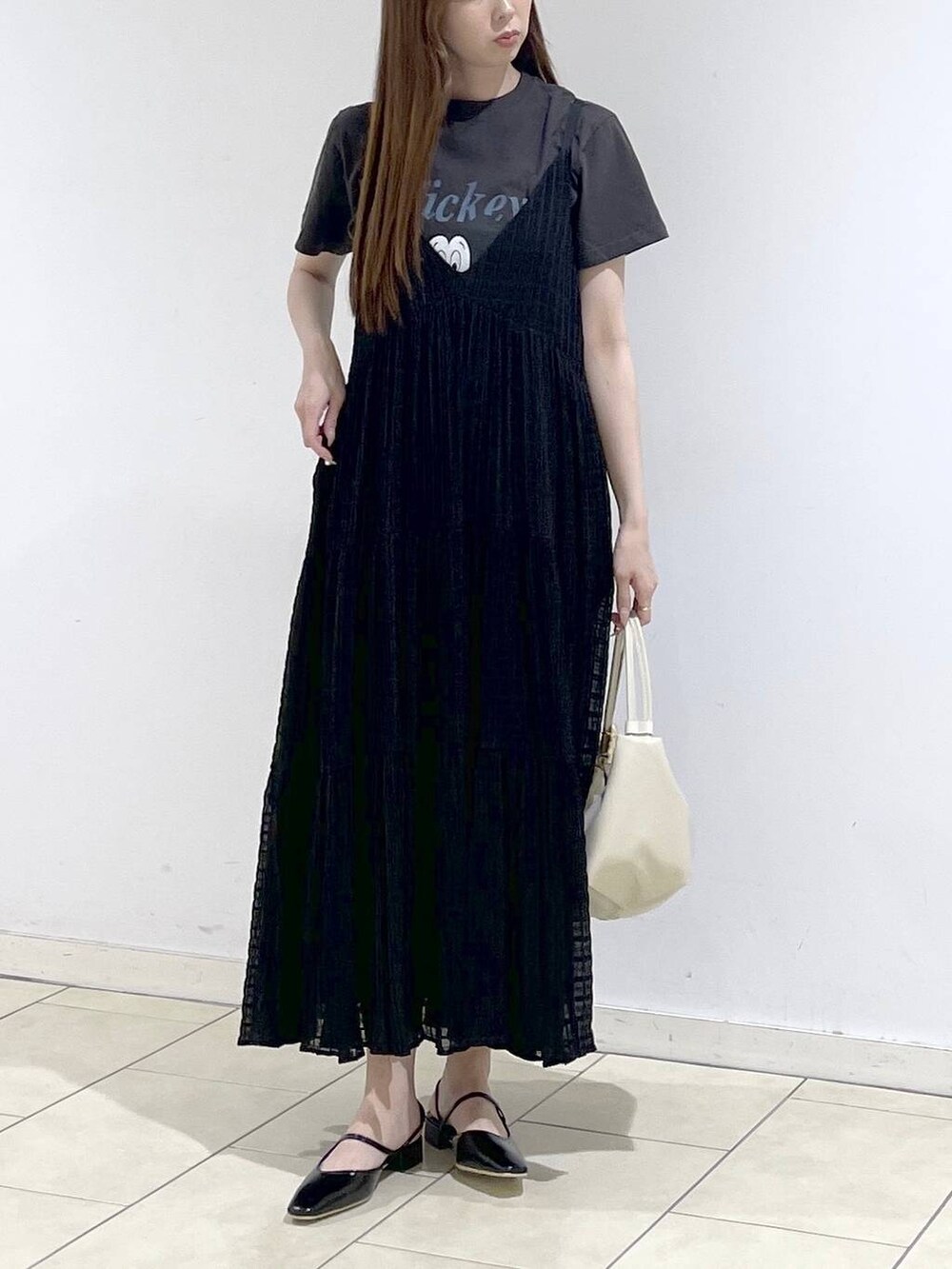 ホワイト系のショルダーバッグ、ブラック系のパンプス、グレー系のTシャツ/カットソーを着用したレディースの春コーディネートの5枚目の写真