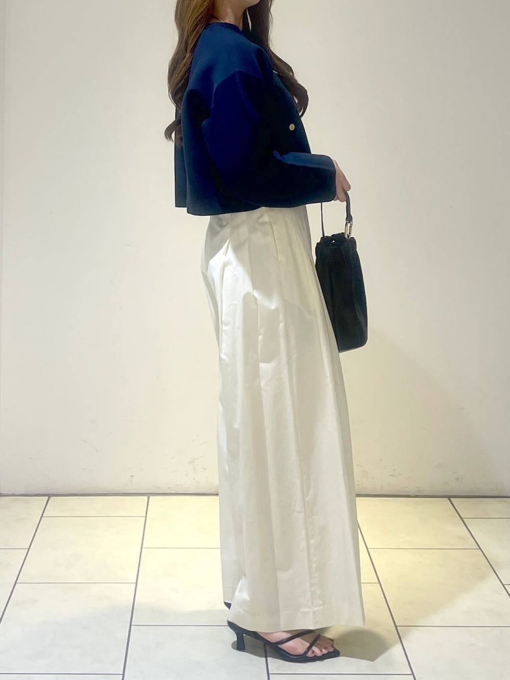 ブラック系のサンダル、ブラック系のショルダーバッグ、ホワイト系のその他パンツを着用したレディースの春コーディネートの3枚目の写真