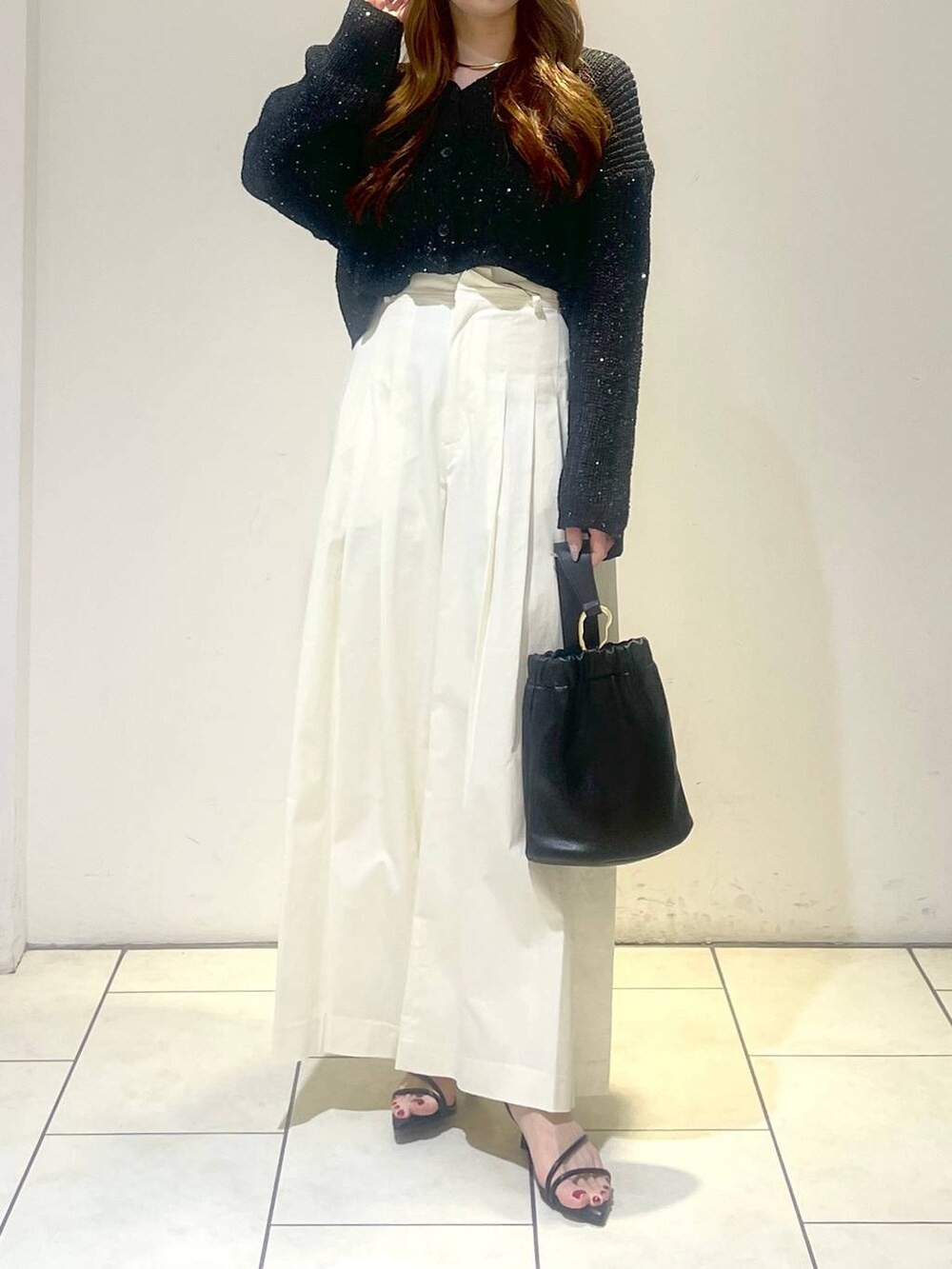 ブラック系のサンダル、ブラック系のカーディガン/ボレロ、ブラック系のショルダーバッグを着用したレディースの春コーディネートの4枚目の写真