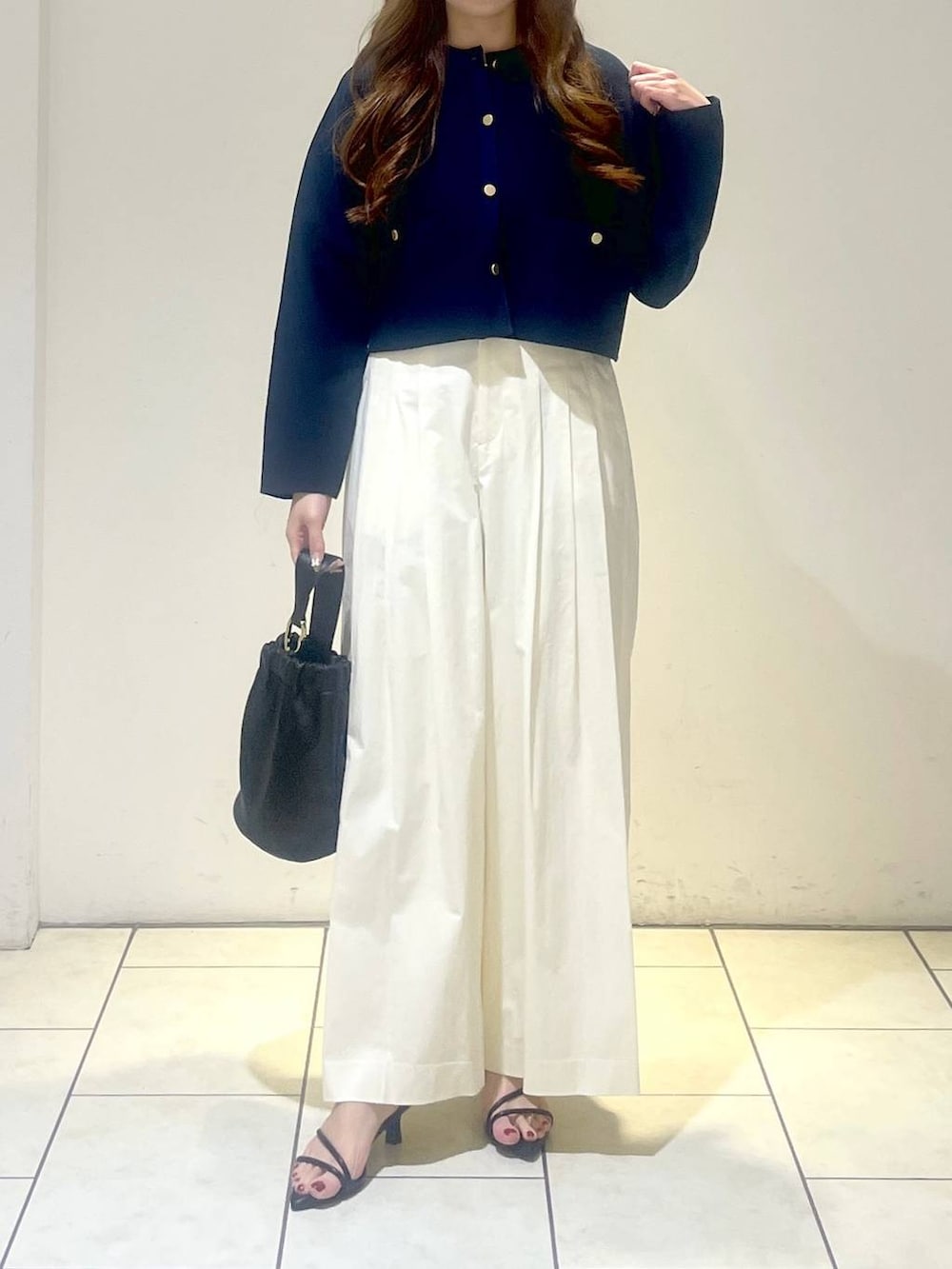 ブラック系のサンダル、ブラック系のショルダーバッグ、ホワイト系のその他パンツを着用したレディースの春コーディネートの5枚目の写真