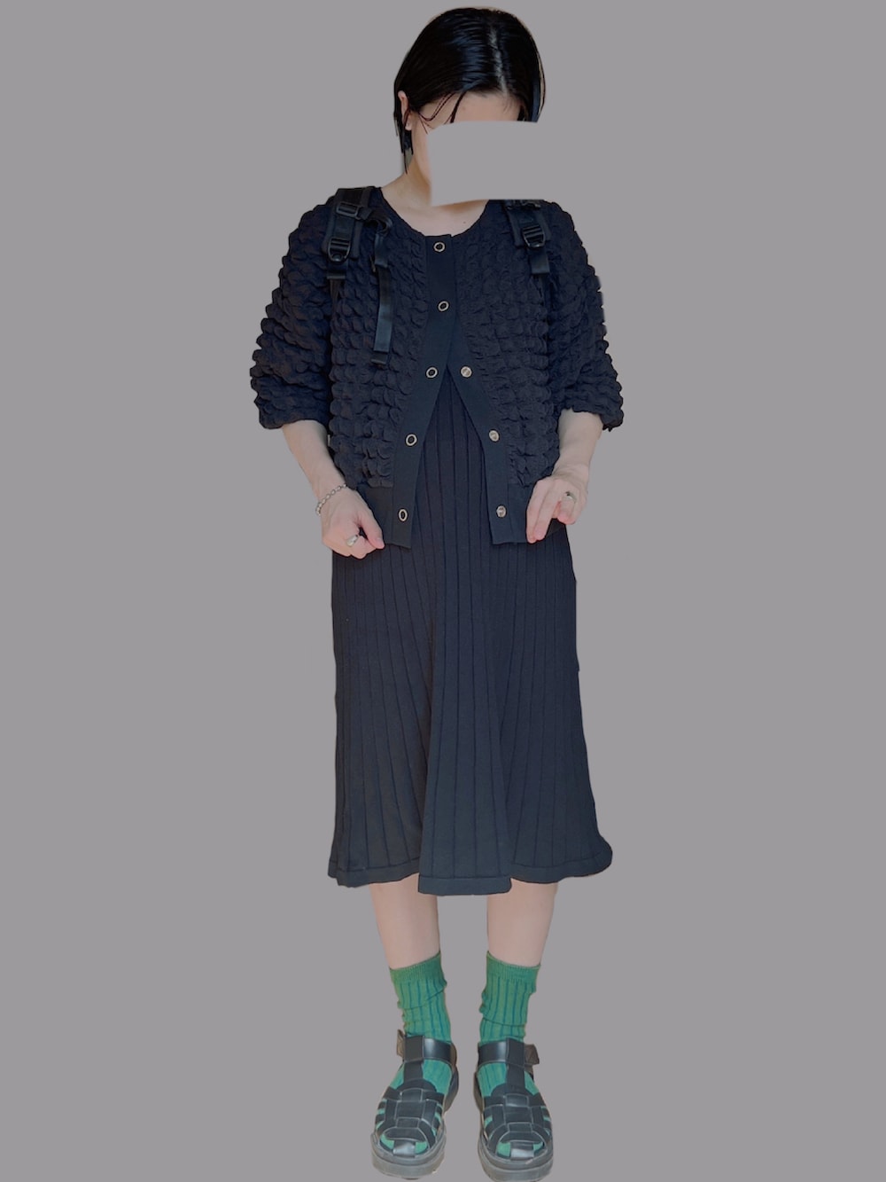 ブラック系のワンピース、ブラック系のニット/セーター、ブラック系のサンダルを着用したレディースの夏コーディネートの2枚目の写真