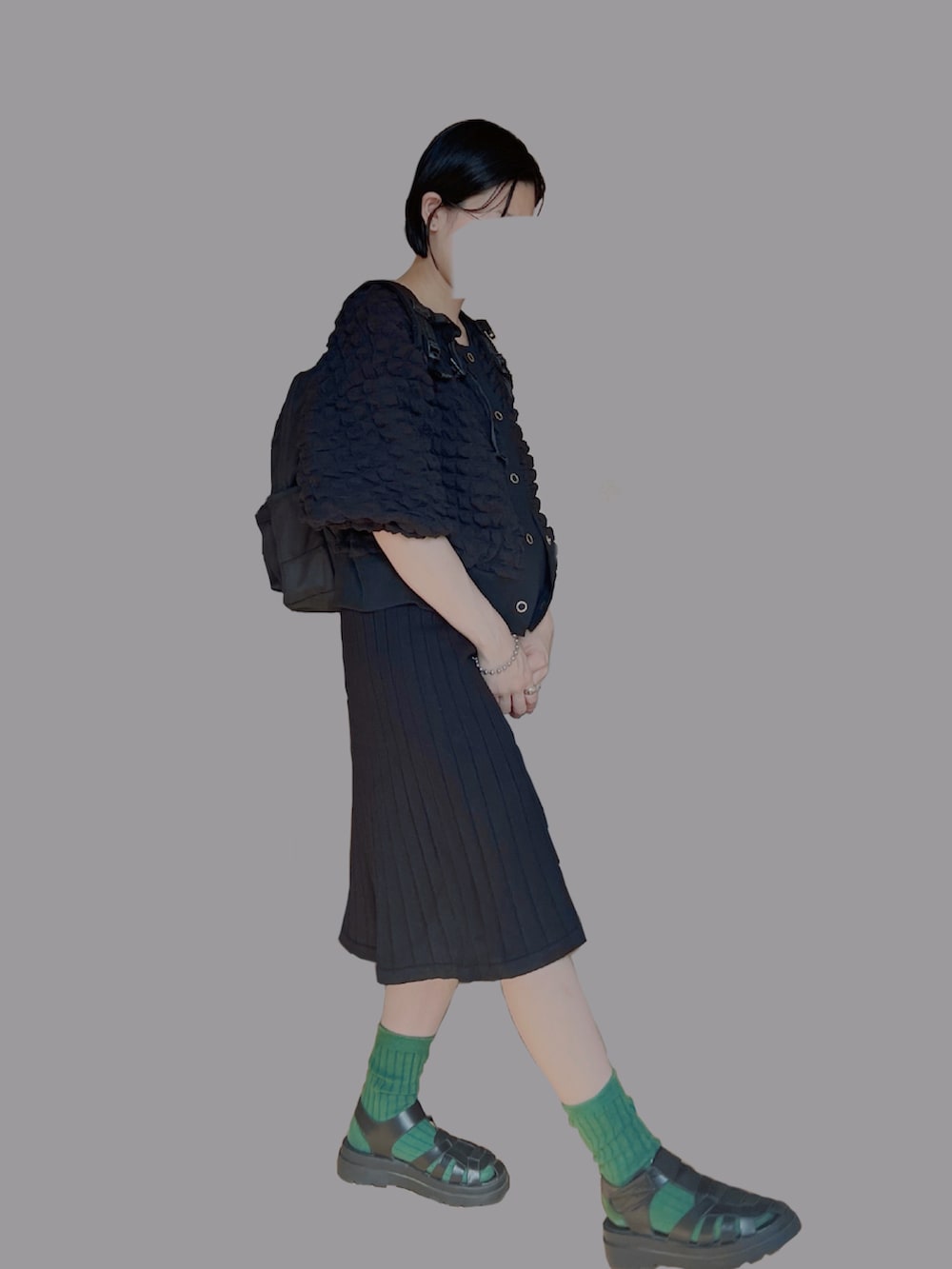 ブラック系のワンピース、ブラック系のニット/セーター、ブラック系のサンダルを着用したレディースの夏コーディネートの4枚目の写真