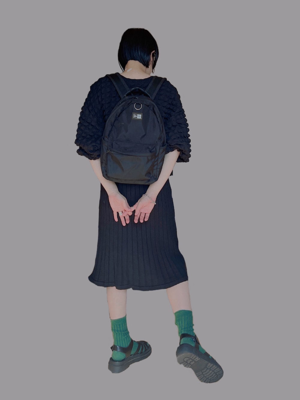 ブラック系のワンピース、ブラック系のニット/セーター、ブラック系のサンダルを着用したレディースの夏コーディネートの3枚目の写真