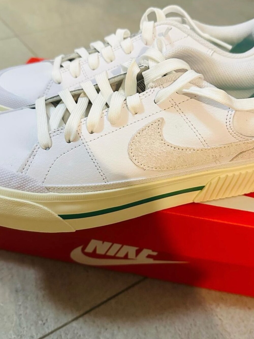 グリーン系のスニーカーを着用したレディースの夏コーディネートの2枚目の写真