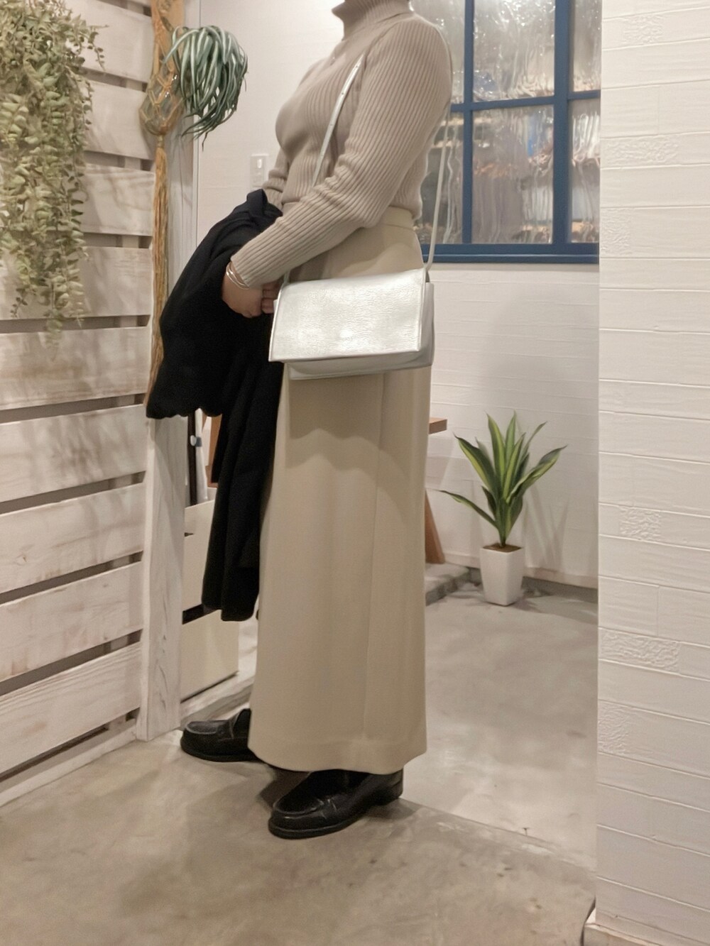 「秋冬コーデ、シンプル、シンプルコーデ、低身長、低身長コーデ、ウールコート、ロングコート、UNIQLOandLEMAIRE、タートルネック、ベージュ、GRL、ローファー、プチプラ、プチプラコーデ」｜「Laugoaの【LAUGOA】 Tres 18526-11015（ショルダーバッグ、シルバー系）」を使った、acco*さん（レディース・153cm）の秋コーディネートの3枚目の写真