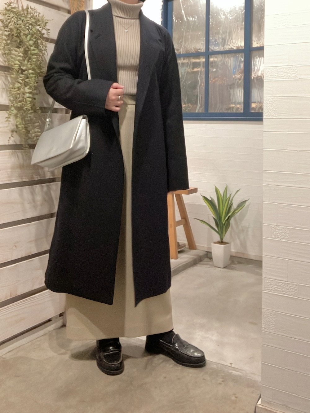 「秋冬コーデ、シンプル、シンプルコーデ、低身長、低身長コーデ、ウールコート、ロングコート、UNIQLOandLEMAIRE、タートルネック、ベージュ、GRL、ローファー、プチプラ、プチプラコーデ」｜「Laugoaの【LAUGOA】 Tres 18526-11015（ショルダーバッグ、シルバー系）」を使った、acco*さん（レディース・153cm）の秋コーディネートの2枚目の写真