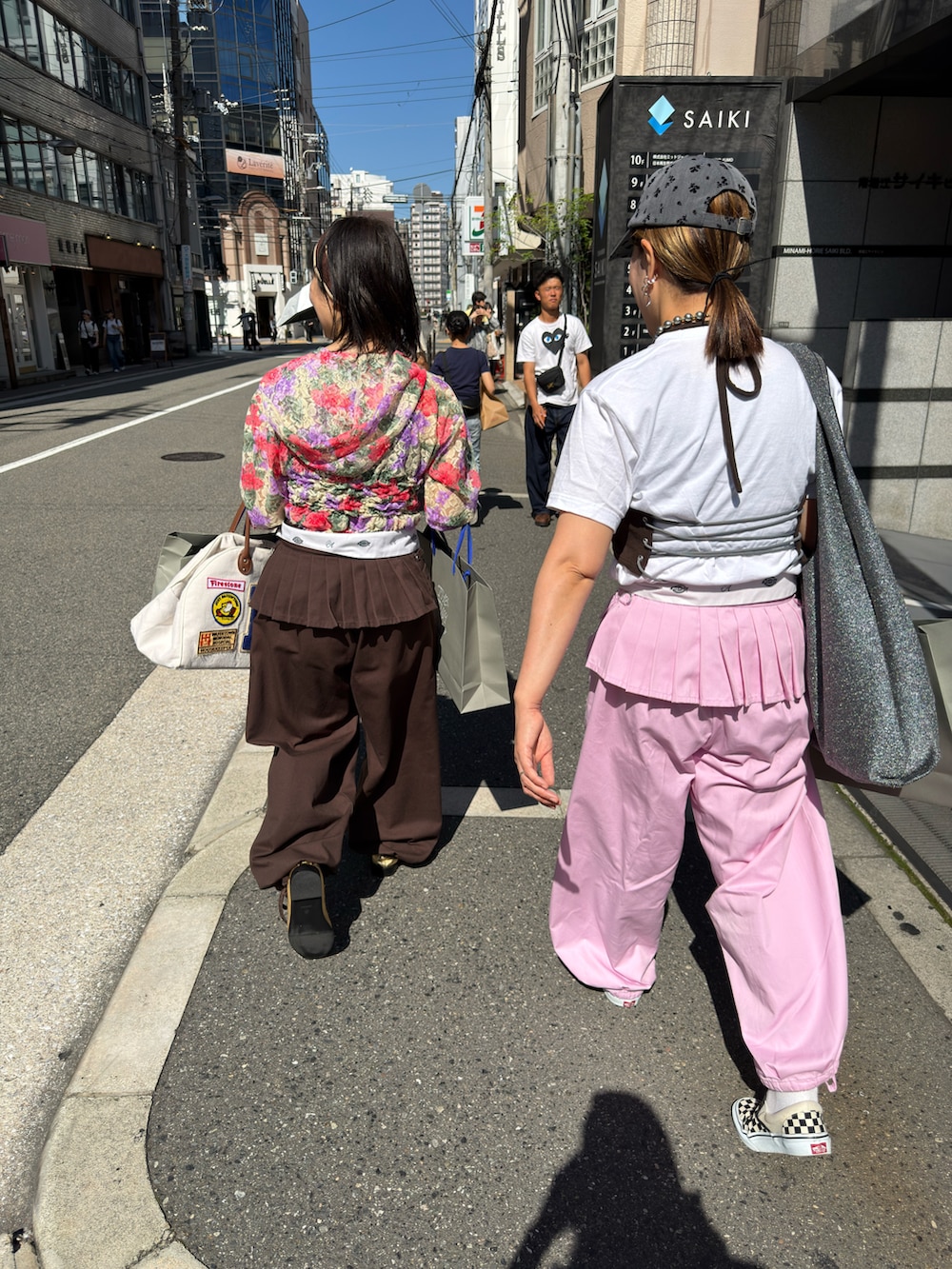 ゴールド系のその他シューズ、その他のパーカー、ブラウン系のその他パンツを着用したレディースの秋コーディネートの3枚目の写真