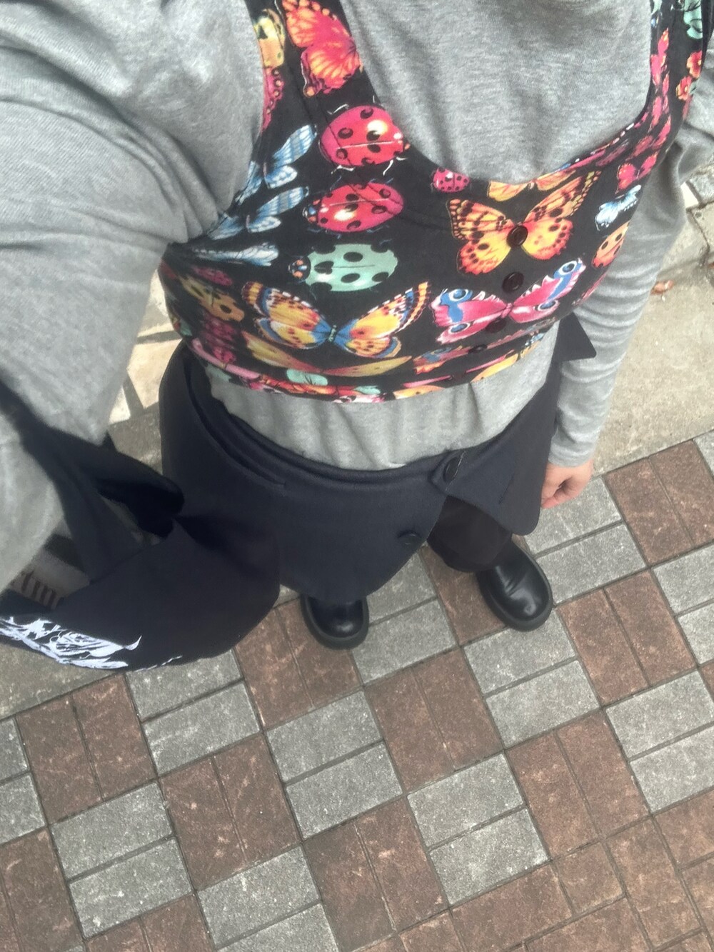 ブラック系のスウェットパンツ、ブラック系のその他シューズ、グレー系のTシャツ/カットソーを着用したレディースの春コーディネートの2枚目の写真