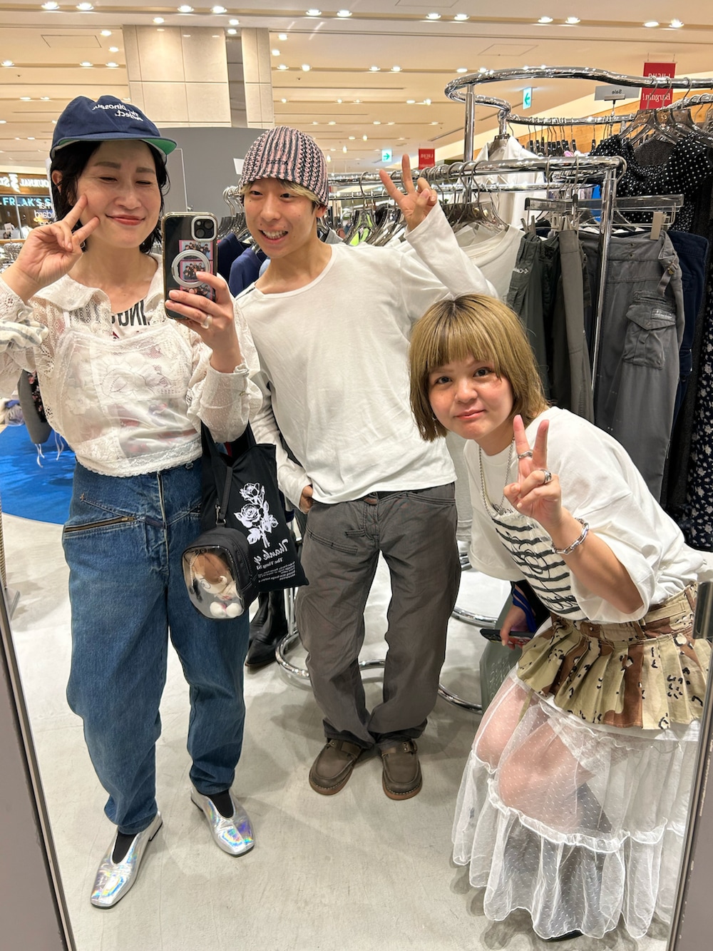 シルバー系のパンプス、ホワイト系のタンクトップ、ホワイト系のその他アウターを着用したレディースの夏コーディネートの3枚目の写真